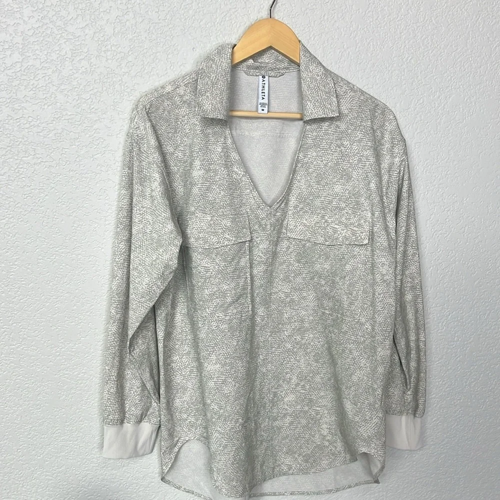 Athleta Zuma Printed Collared Long Sleeve Top size Medium Gray and Tan - Picture 5 of 15